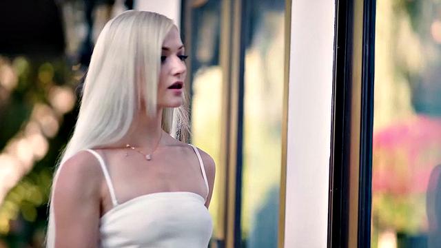 блондинка в очках трахается на улице и страстно целуется