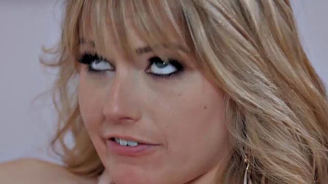 Scarlet and Honey Turn a Pillow Fight Into Lesbian Action