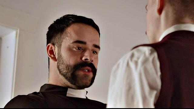 жесткий священник унижает строптивого мужика суровой поркой