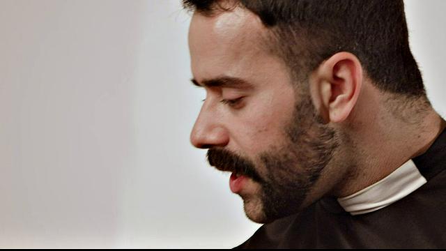 жесткий священник унижает строптивого мужика суровой поркой