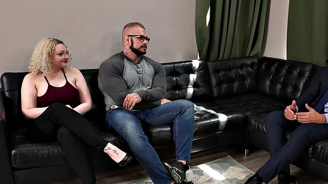 Загипнотизированный качок дрочит для вуайеров на психосеансе