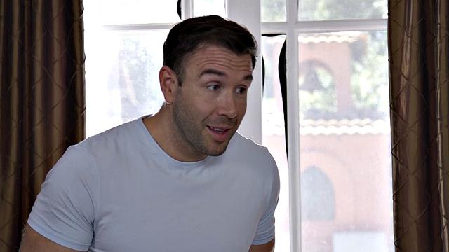 Две страстные лесбиянки с жадностью облизывают друг другу киски и садятся на лица