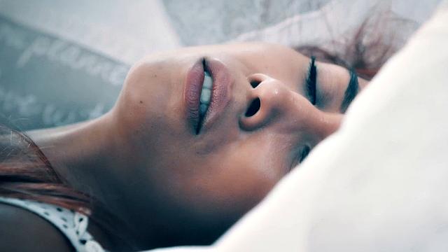 страстная рыжая демонстрирует киску и жадно себя ласкает