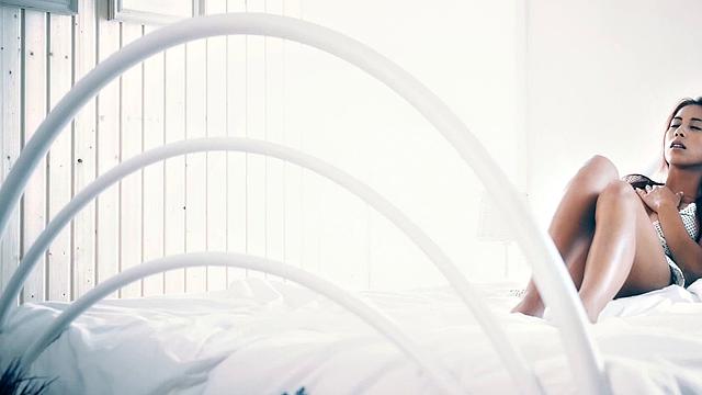 страстная рыжая демонстрирует киску и жадно себя ласкает