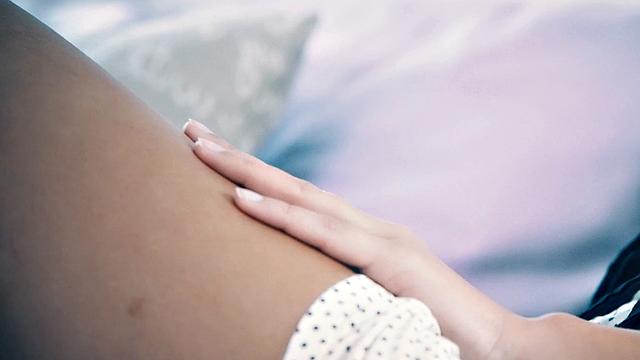 страстная рыжая демонстрирует киску и жадно себя ласкает