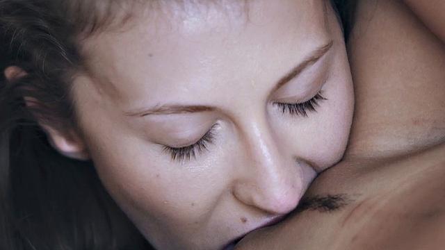 страстная рыжая демонстрирует киску и жадно себя ласкает