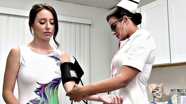 Гимнастка Чарли Саммер трахается с доктором и медсестрой ради чистого теста