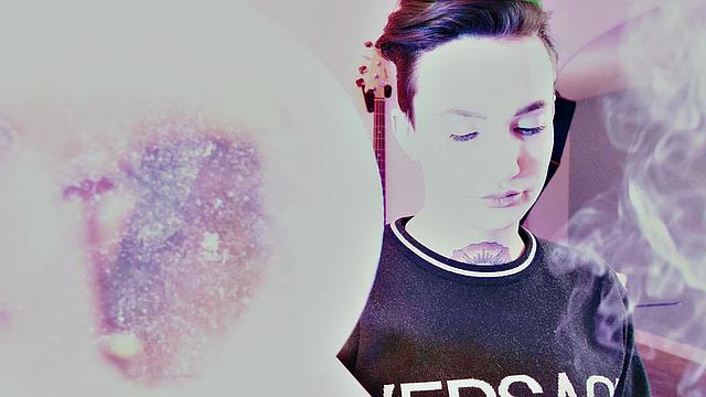 Smoking amateur enjoys 3way