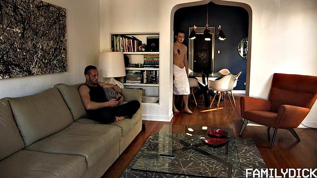 Отчим застукал Джоша в душе и сам полез разминать зад