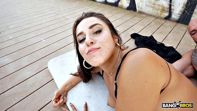 Hija de Venus разгуливает с голой грудью и получает по полной