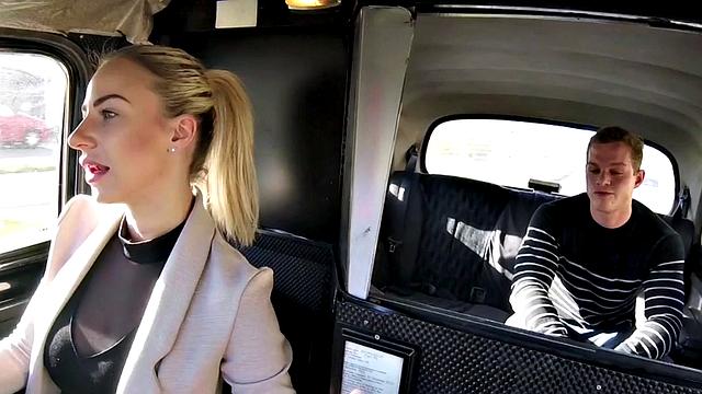 блондинка-таксистка с огромными сиськами сосёт и получает жёстко сзади в машине