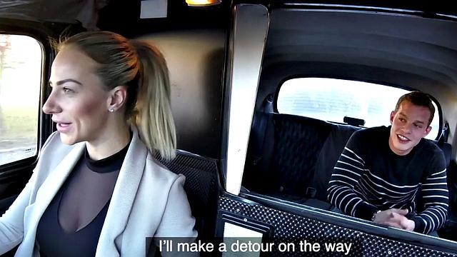 блондинка-таксистка с огромными сиськами сосёт и получает жёстко сзади в машине