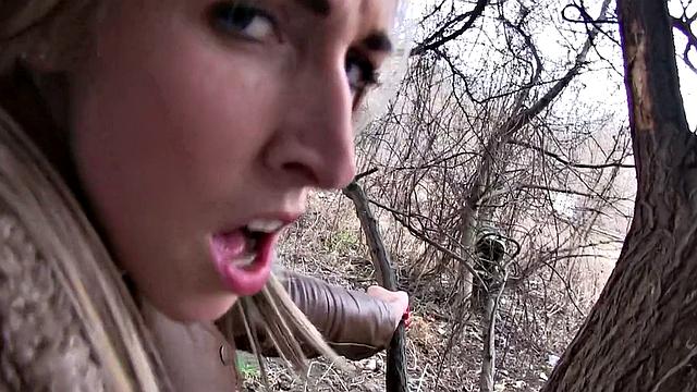 шикарная девушка отсасывает и глотает сперму на улице в pov