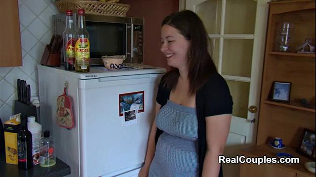 муж трахает пухлую жену в жопу