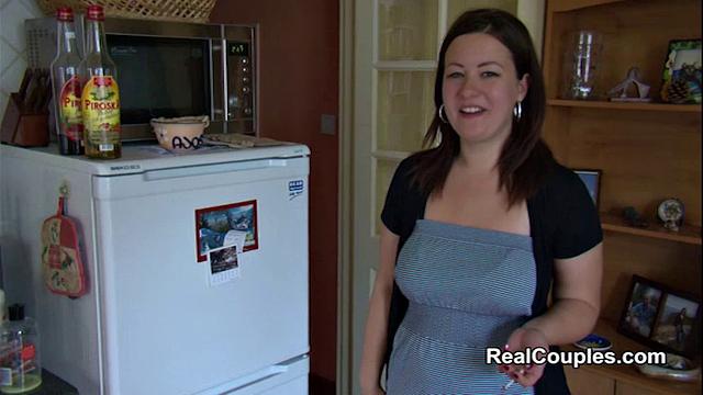 муж трахает пухлую жену в жопу