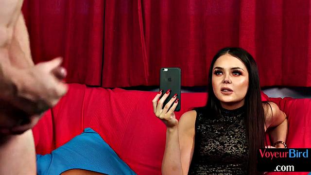 Шустрая зрелая соблазняет молодого и просит показать член вживую.