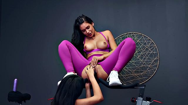 Латиноамериканки трахаются с дилдо и лижут друг друга в спортзале