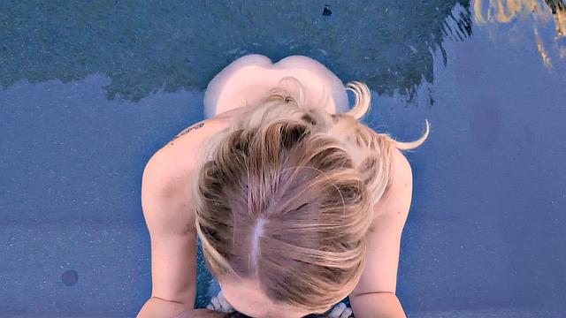 шарлотта у бассейна курит, сосёт и не давится