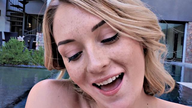 шарлотта у бассейна курит, сосёт и не давится