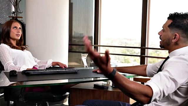 Французская боссиха Кэсси Дель Ила разносит подчиненного в дикий праздник