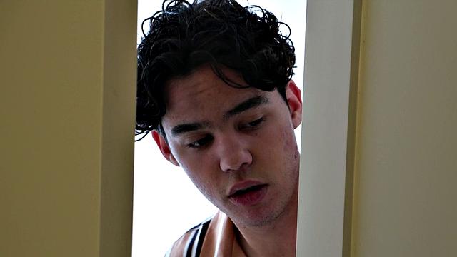 колумбийская мамка ловит пасынка в душе и сразу сравнивает размеры