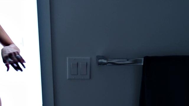 колумбийская мамка ловит пасынка в душе и сразу сравнивает размеры