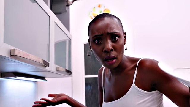 Throating black babe pleasing BBC in the kitchen