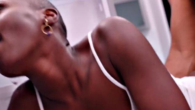 Throating black babe pleasing BBC in the kitchen