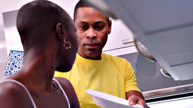 Throating black babe pleasing BBC in the kitchen