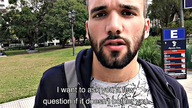 пухлый качок находит деньги и член в одном месте