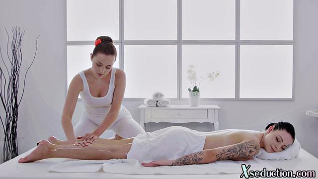 Horny lez masseuse pussylicking babe