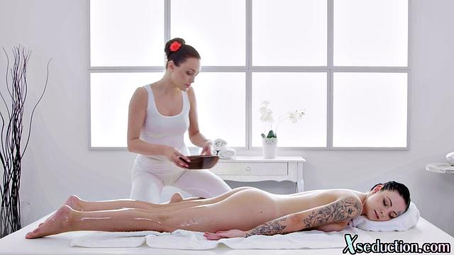 Horny lez masseuse pussylicking babe