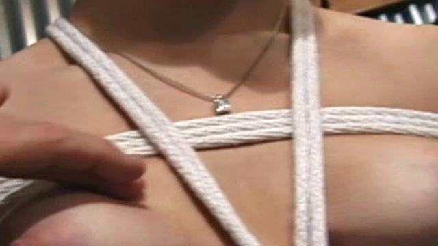 жасмин связали и отшлёпали в офисе