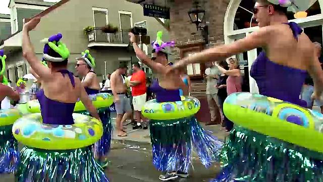 Jason Park doesn't lock the bathroom door, he takes a piss and Victor Cody catches him naked.