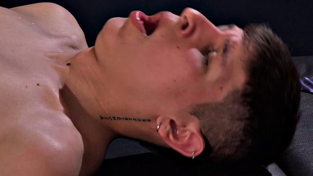 мэтт вылизывает жопу баутисте и жестко его трахает