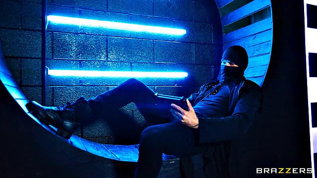 кибер-девка слушается любой грязной команды