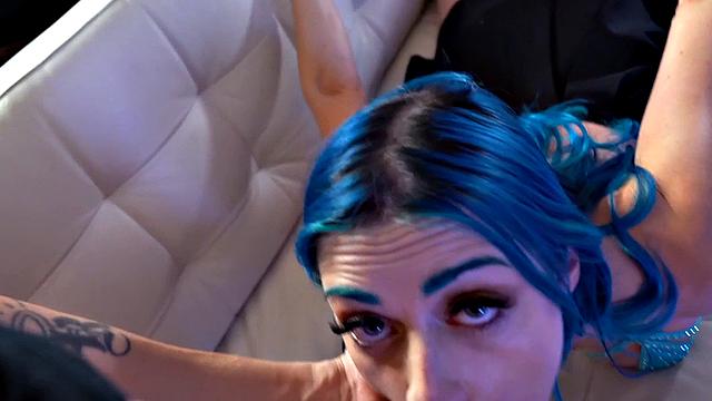 красотки сосут так глубоко, что даже диван стонет