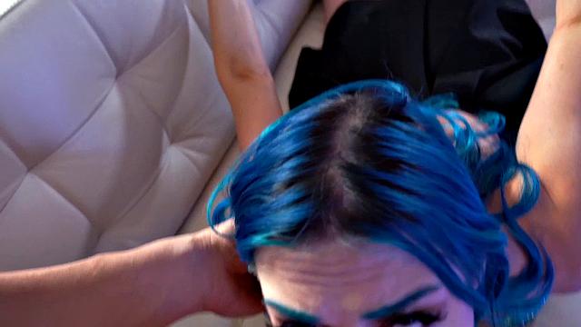 красотки сосут так глубоко, что даже диван стонет