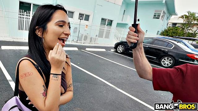 Киана Кумани сосет и ловит сперму на киску в фургоне с Тони Рубином.