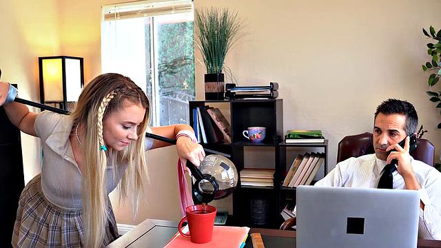 Стервозная сучка приструнили верёвкой и членом