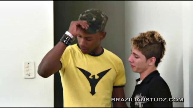 смотри, как томми заглатывает хуй видала и получает жёстко от двух парней