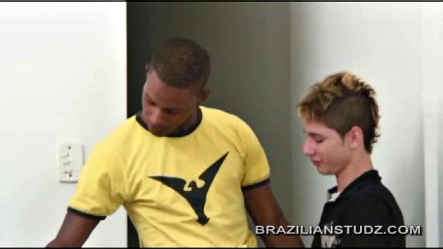 смотри, как томми заглатывает хуй видала и получает жёстко от двух парней