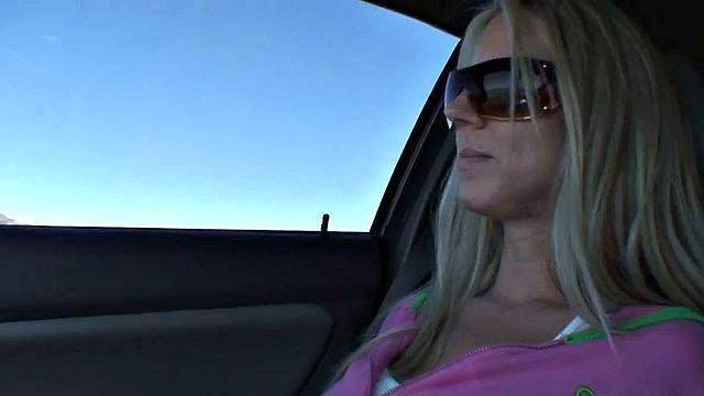 Каролин Рис сводит с ума своими натуральными сиськами