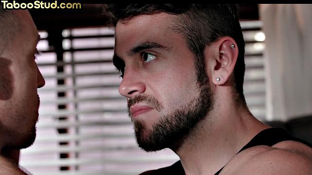 Сильный мускулистый мужик жестко трахает парня в рот и кончает на лицо.