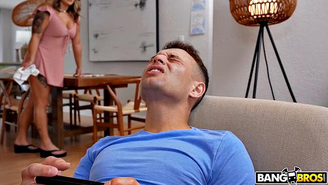 Мачеха решает устроить горячую тусовку с пасынком, чтобы доказать, что не уступает молодым студенткам.