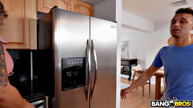 Мачеха решает устроить горячую тусовку с пасынком, чтобы доказать, что не уступает молодым студенткам.