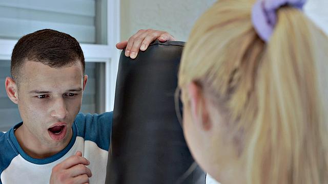 Блондинка после тренировки трахается на диване