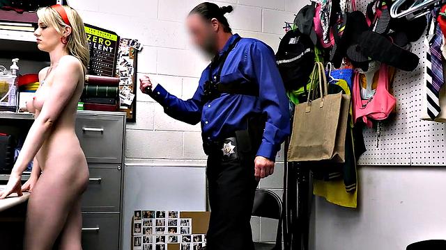 Блондинка Мелоди Маркс поймана на краже, трахается с охранником в офисе