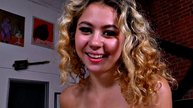 блондинка с пирсингом на животе сосёт и скачет сверху в pov