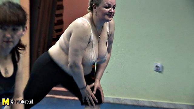 зрелые бабы трахаются и сосут в спортзале